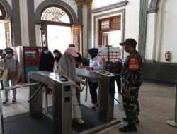Tingkatkan Keamanan Obyek Vital Jelang Lebaran, Babinsa Purwodiningratan Laksanakan Patroli di Stasiun Kereta Api