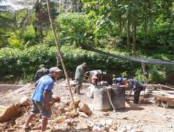 Hadir Menjadi Contoh Bagi Masyarakat, Anggota Koramil 0801/09 Sudimoro Bantu Perbaiki Jalan