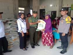 Babinsa Karanggandu Sertu Mustahid: Menjamin Distribusi Bantuan Pangan yang Adil dan Lancar