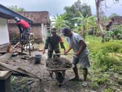 Babinsa Koramil Mantingan Bantu Warga Rehab Rumah