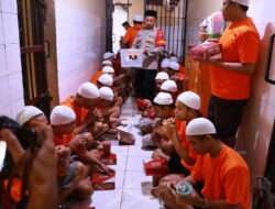Momen Puluhan Tahanan Terima Tausiah Sebelum Berbuka Bersama Polres Tanjung Perak