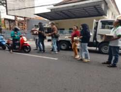 Aliansi wartawan Surabaya (AWS) Jatim Bagi takjil Disekitaran Jalan Jaksa Agung Suprapto