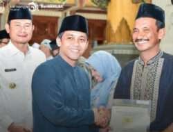 Wamen ATR Bagikan Sertifikat Wakaf di Lamongan