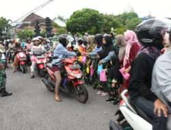 Bagi Takjil Gratis Bersama Ketua Yayasan Kartika Jaya Koordinator Kodim Ponorogo dan Siswa Siswi TK Kartika IV-20 Ponorogo