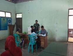 Monitor Giat Wilayah, Babinsa Dampingi Pembagian Bantuan Pangan Beras