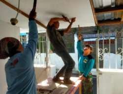 Anggota Koramil 04/Jebres Bersama Warga Terus Kebut Kerja Bhakti Rehab RTLH Milik Purnawirawan TNI AD