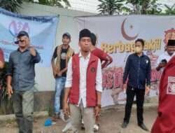 Berkah Ramadhan Ketua DPAC Madas Asemrowo Bagi-bagi Takjil