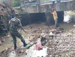 Kerja Bakti, Babinsa Kodim 0802/Ponorogo Bersihkan Sampah di Sungai Bersama Warga