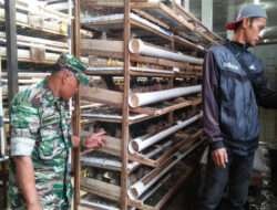 Babinsa Selo Komsos Dengan Peternak Desa Sanden