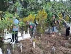Babinsa Parakan Sertu Suparman Bersama Warga Beraksi Bersihkan Areal Makam