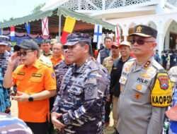 Kapolda Jatim Dampingi Kepala Staf TNI AL Serahkan Bansos Untuk Warga Bawean yang Terdampak Gempa