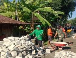 Babinsa Koramil Mantingan Bantu Masyarakat Pasang Paving Jalan