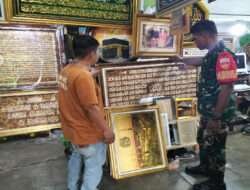 Jalin Silaturahmi di Bulan Ramadhan, Babinsa Sriwedari Sambangi Pengrajin Karya Seni Kaligrafi Ayat Suci Huruf Arab