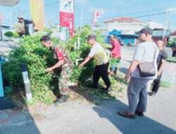 Hadapi Lomba Kampung KB, Babinsa Pucangsawit Bersama Warga Bersihkan Lingkungan