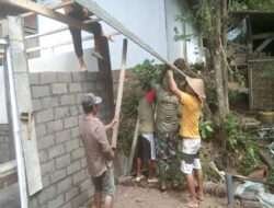 Kebersamaan Tak Terpisahkan: Babinsa Gador Sertu Solikin dan Warga Renovasi Rumah Bersama