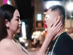 Jadi Badut Jalanan, Ekosangmalam Ekspresikan Pahitnya Putus Cinta di Videoklip Lagu Rindu