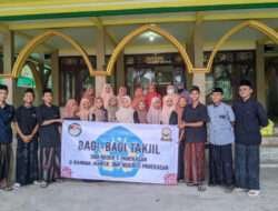 Dharmawanita Bersama OSIS SMPN 5 Pamekasan Bagikan 200 Takjil