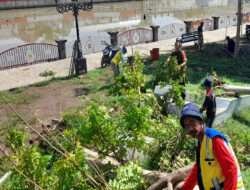 Peduli Lingkungan Yang Bersih Sehat dan Nyaman, Babinsa Kelurahan Manahan Lakukan Ini