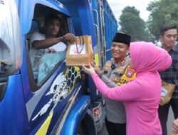 Polres Mojokerto Bagikan Bingkisan Takjil ke Pengguna Jalan