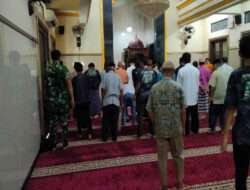 Jalin Silaturahmi, Serma Yudhi Sholat Dzuhur Berjamaah di Wilayah Binaan