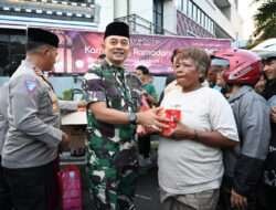 Sambut Pemudik, Dandim 0726/Sukoharjo dan Kapolres Bersama Pegiat Sosial Bagikan Ribuan Tajil