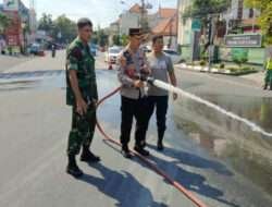 Cegah Kecelakaan, Serma Yudhi Bersama Posko Bencana Kecamatan Serengan Bergerak Cepat Bersihkan Kerikil dan Pasir