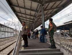 Jaga Kondusifitas Sekitar Stasiun Kereta Api, Babinsa Purwodiningratan Bantu Pengamanan Jelang Lebaran
