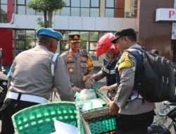 Pak Bhabin Polres Bojonegoro Salurkan 689 Paket Zakat Door to door