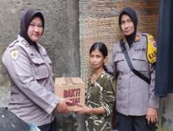 Polwan Polres Tanjung Perak Door To Door Bagikan Bansos kepada Warga Kurang Mampu