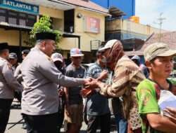 Polres Tanjung Perak Gelar Bakti Sosial Kepada Kuli Panggul dan Abang Becak