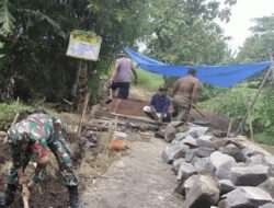 Semangat Babinsa Kedunggalar Dalam Kerja Bakti Membantu Masyarakat