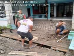 Dekat dengan Warga, Babinsa Kodim 0802/Ponorogo Bantu Buat Gorong Gorong