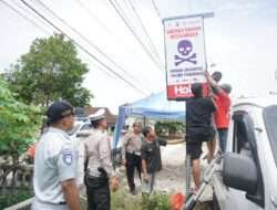 Jelang Mudik Polres Ponorogo Pasang Neon Box di Jalur Rawan Kecelakaan