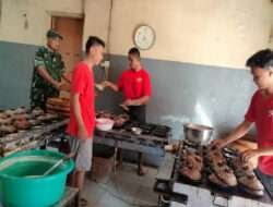 Dukung UMKM di Wilayah Binaan, Serma Yudhi Berikan Motivasi Kepada Pegawai Serabi Notosuman