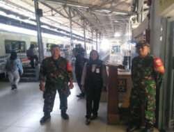 H-2 Jelang Hari Raya Idul Fitri 1445 H, Babinsa Kestalan Intensifkan Pengamanan Stasiun Kereta Api