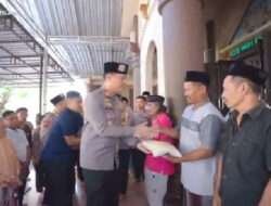 Kapolres Lamongan Serahkan Zakat Fitrah Anggota Polres kepada Panitia Zakat Fitrah Masjid Al Busrah