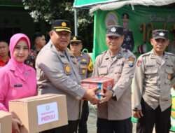 Kapolres Pamekasan Didampingi Ibu Ketua Bhayangkari Berikan Bingkisan Kepada Petugas Jaga Pos Ops Ketupat Semeru 2024