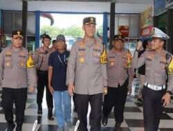 Kapolres Lamongan Mengecek Pos Pam dan Pos Yan Operasi Ketupat Semeru 2024 di Lamongan