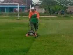Persiapan Sholat Idul Fitri 1445 H. Lapangan Desa Kebomlati Dipotong Rumputnya