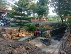 Loyalitas Tinggi Serka Slamet Kerja Bakti Bareng Warga