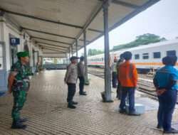 Pantau Pemudik, Babinsa Koramil Juwangi Amankan Stasiun Telawa