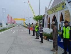 Anggota Kodim Ngawi Bersama Instansi Terkait Pengamanan Pelayanan Mudik Lebaran 2024 di Rest Area 575