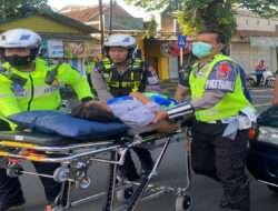 Tim Reaksi Cepat Polres Malang Evakuasi Warga Sesak Nafas Saat Mudik Lebaran