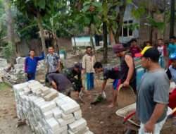 Babinsa Koramil Karanganyar Bantu Warga Pasang Paving
