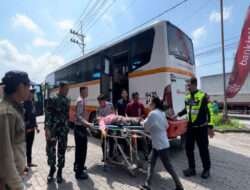 Gercep Polisi Beri Pertolongan Pemudik di Kota Mojokerto yang Pingsan di Bus
