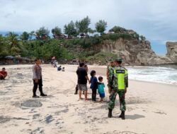 Demi Keselamatan, Anggota Koramil 0801/11 Donorojo Perketat Pengamanan di Pantai Klayar