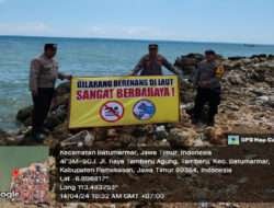 Pasang Banner Himbauan, Polisi Ingatkan Masyarakat Tidak Berenang di Pantai Utara Pamekasan