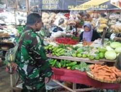 Usai Hari Raya Idul Fitri 1445 H/2024 M, Babinsa Mojosongo Cek Harga Sembako di Pasar