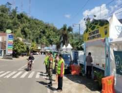 Cegah Kemacetan, Anggota Koramil 0801/04 Tegalombo Pantau Arus Lalu Lintas di Rest Area Tegalombo