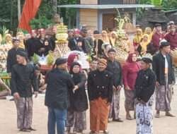 Meriahkan Lebaran Idul Fitri 1445 H, Bati Tuud Koramil 0801/12 Pringkuku Hadiri Festival Arak Tumpeng Ketupat
